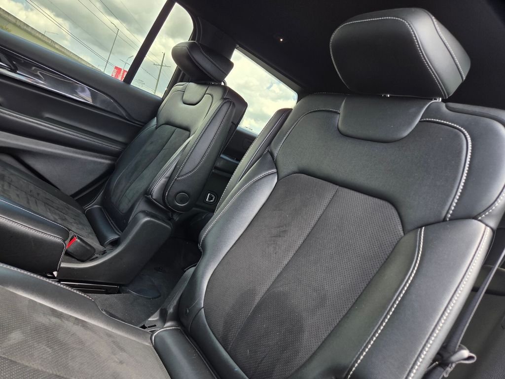 Used 2023 Black Jeep Altitude image 25