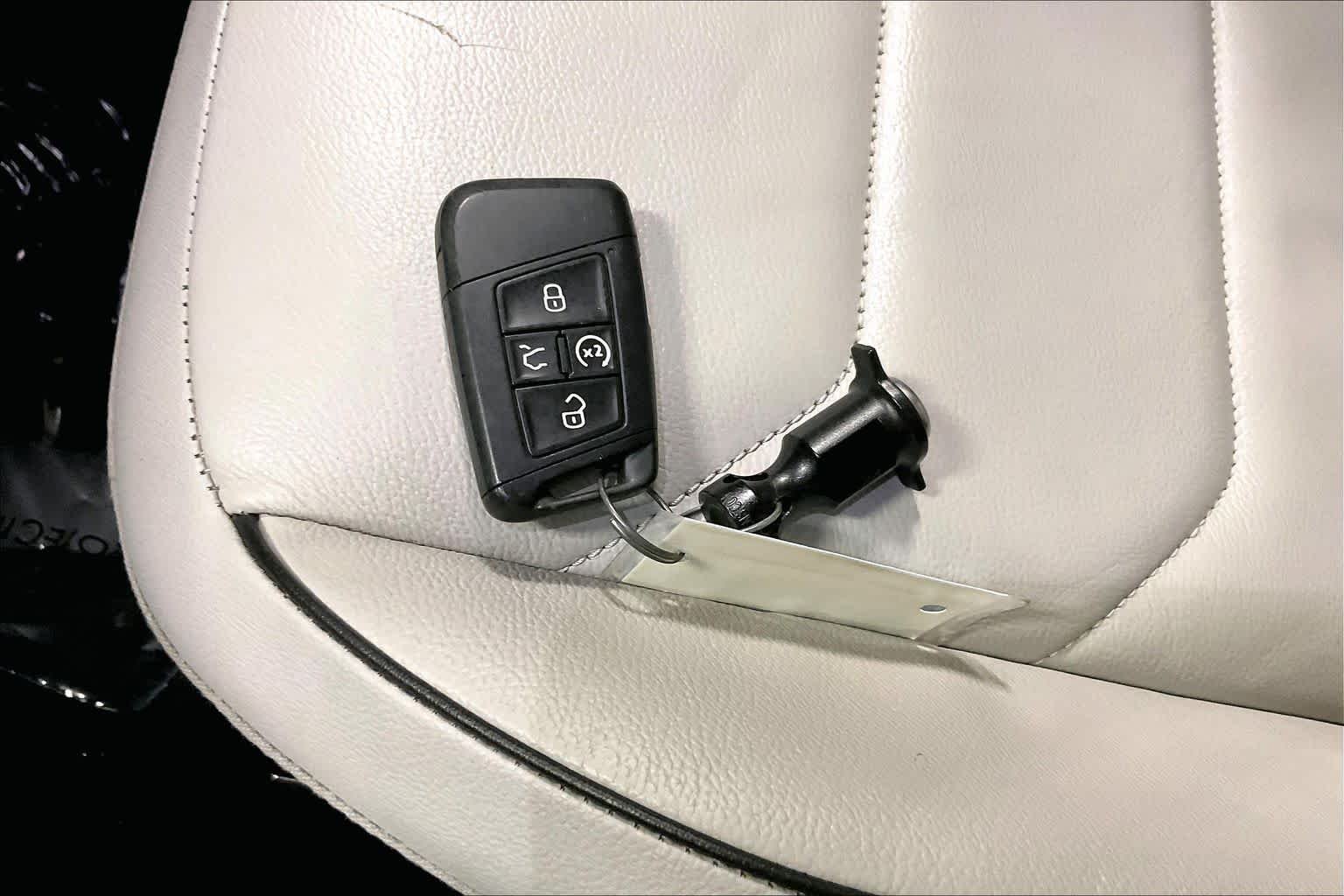 Used 2020 Pyrite Silver Metallic Volkswagen SEL Premium R-Line image 15