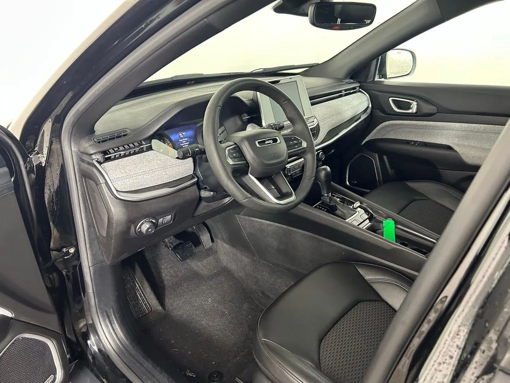 Used 2025 Diamond Black Jeep Latitude image 14