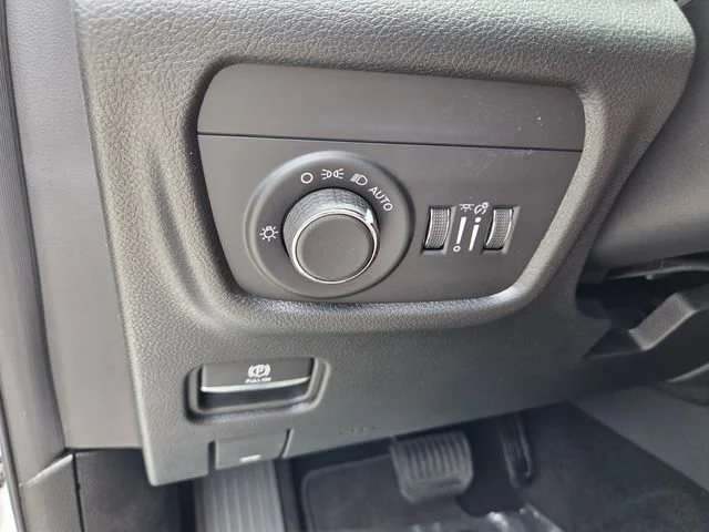 New 2026 Bright White Clear-Coat Exterior Paint Jeep Laredo X image 24