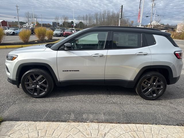 New 2026 Silver Zynith Metallic Clearcoat Jeep Limited image 4