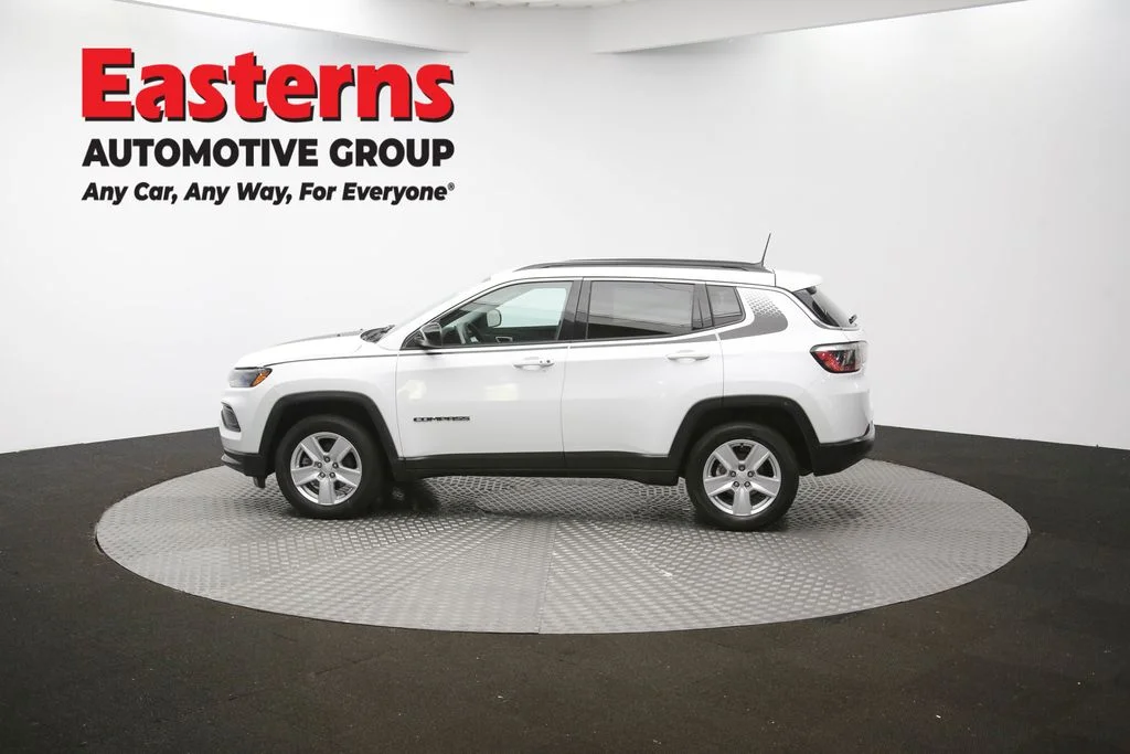 Used 2022 White Jeep Latitude image 58