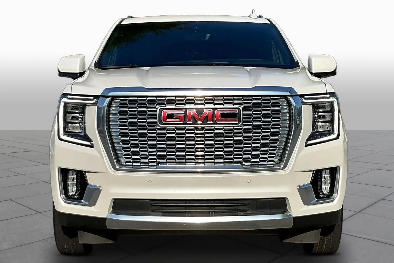 Used 2024 White Frost Tricoat GMC Denali image 4