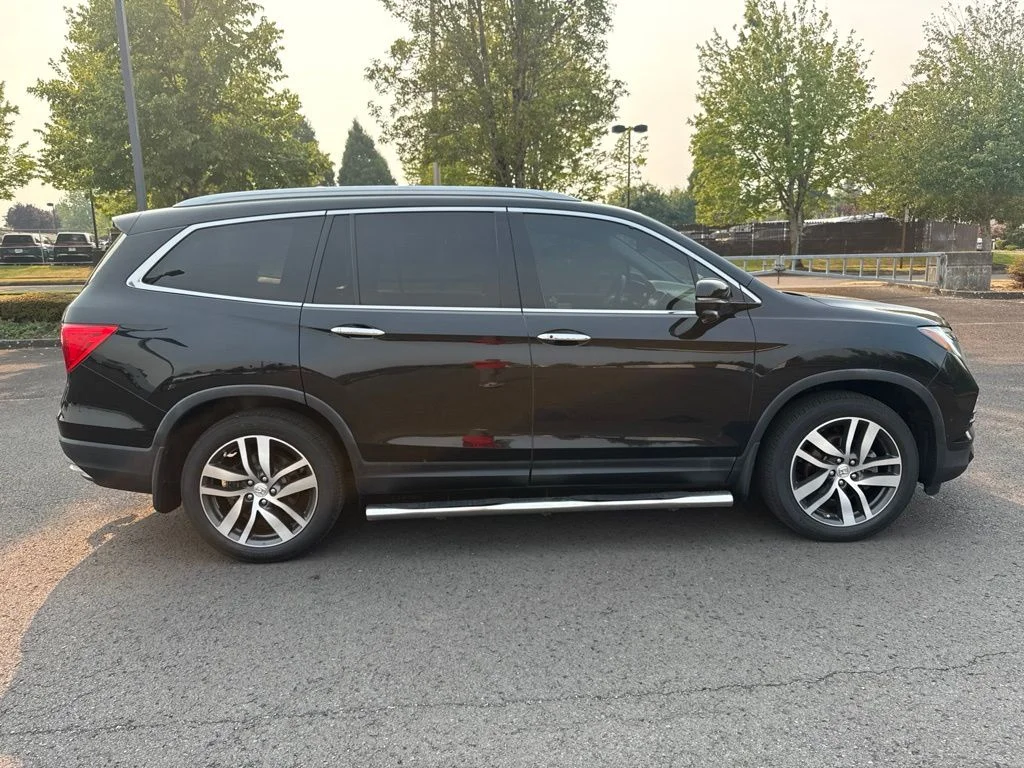 Used 2017 Crystal Black Pearl Honda Touring image 8