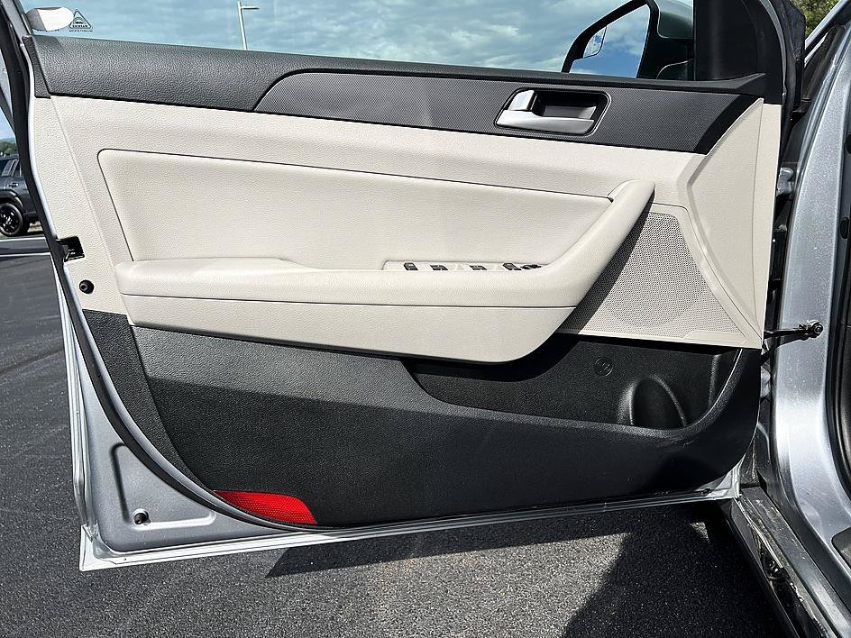 Used 2017 Shale Gray Metallic Hyundai Sport image 9