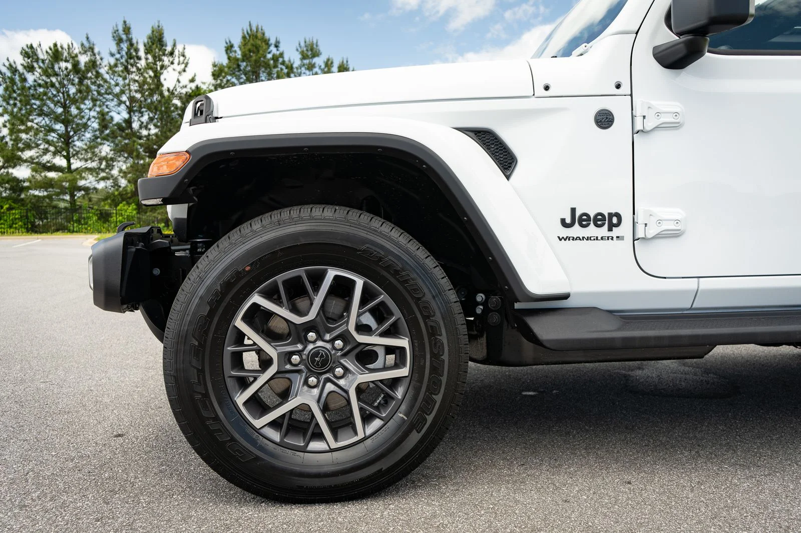 New 2026 Bright White Clear-Coat Exterior Paint Jeep Sahara image 4
