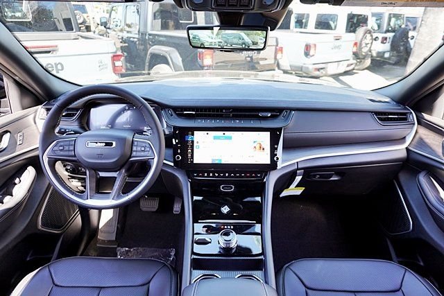 New 2026 Diamond Black Crystal Pearl-Coat Exterior Paint Jeep Limited image 24