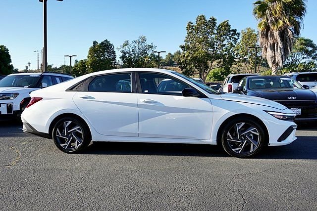 Used 2025 White Hyundai SEL Sport image 6