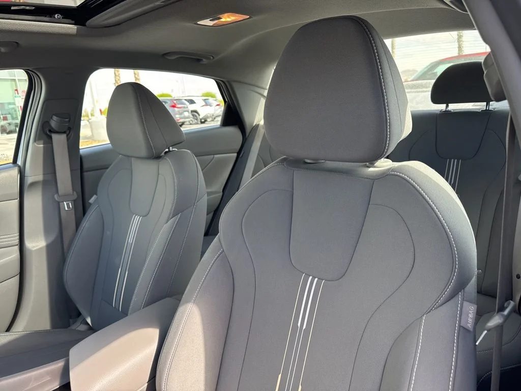 2025 Hyundai Elantra SEL - Photo 14