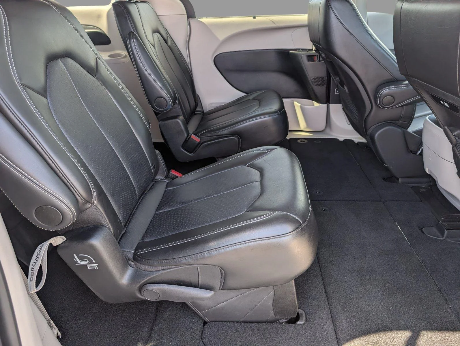 Used 2024 Silver Mist Clearcoat Chrysler Touring L image 34