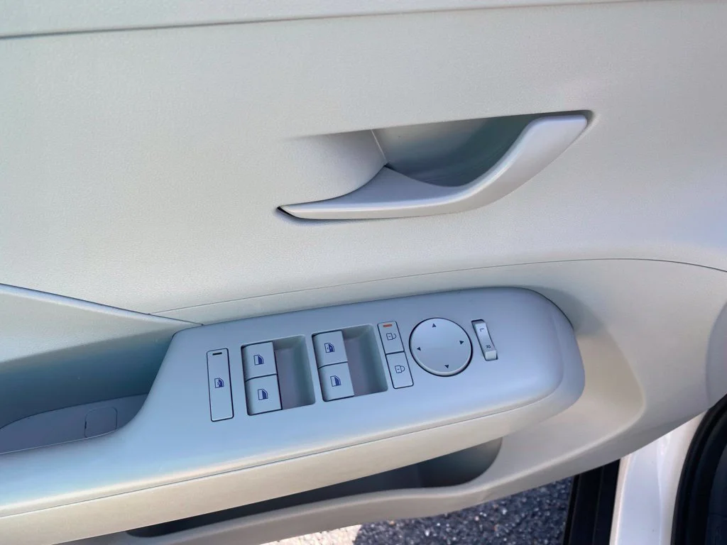 Used 2024 White Hyundai SEL image 19