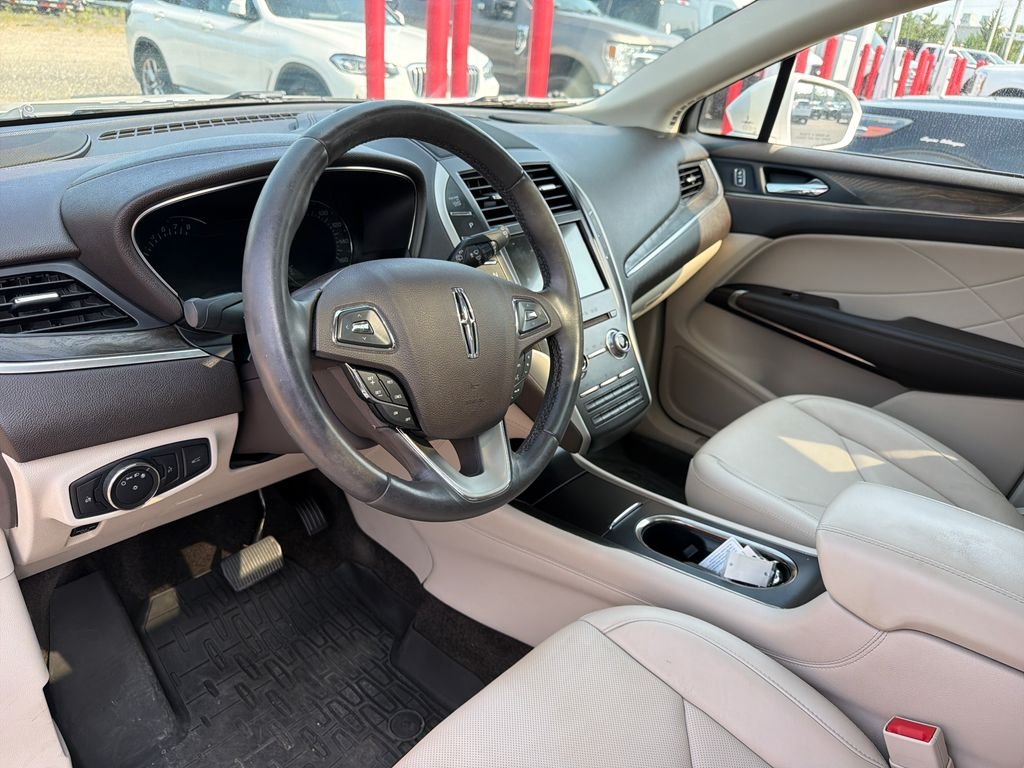 Used 2018 White Platinum Clearcoat Metallic Lincoln Reserve image 17
