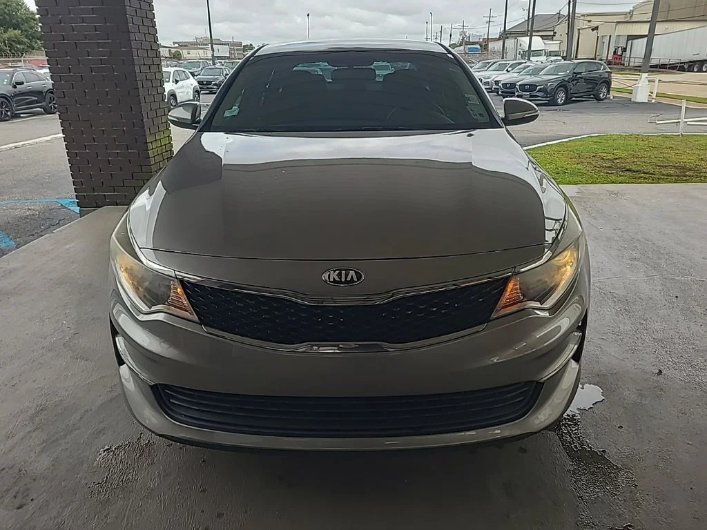 Used 2017 Silver Kia LX image 9