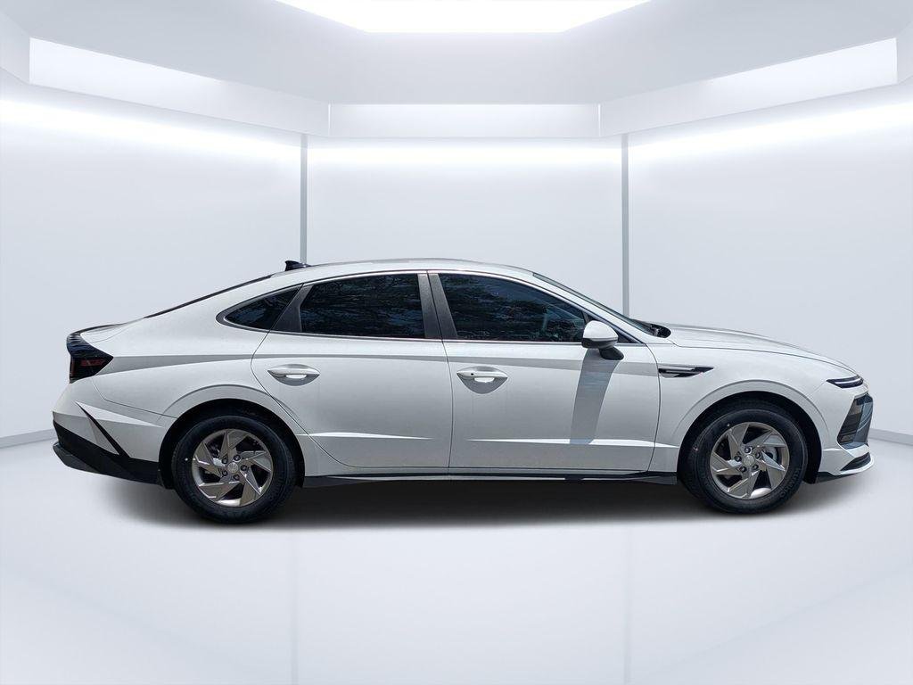 New 2026 White Hyundai SE image 2