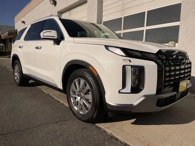 Used 2025 White Hyundai SEL image 10