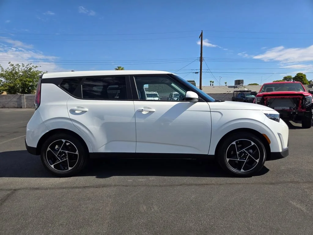 Used 2025 Snow White Pearl Kia EX image 7