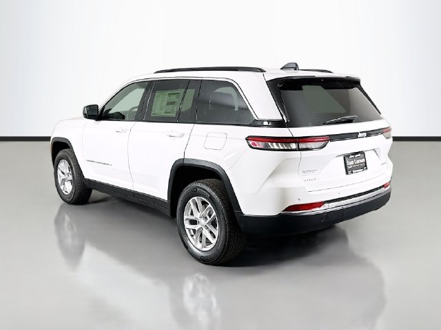 New 2026 Bright White Clear-Coat Exterior Paint Jeep Laredo X image 5
