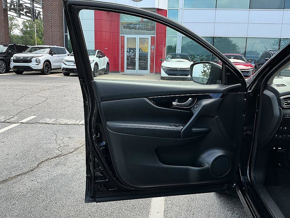 Used 2021 Magnetic Black Pearl Nissan SL image 11