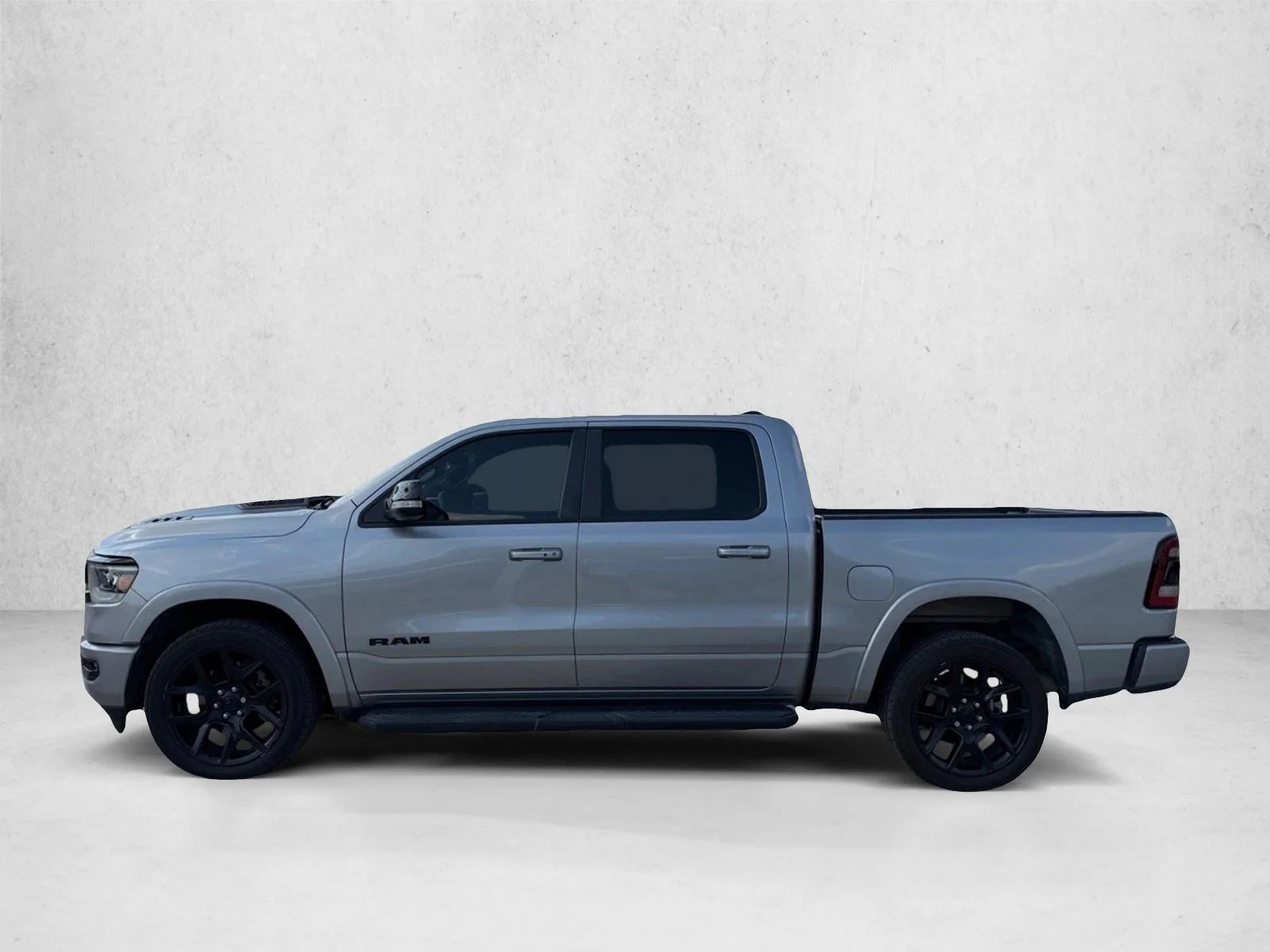 Used 2022 Billet Silver Metallic Clearcoat RAM Laramie image 9