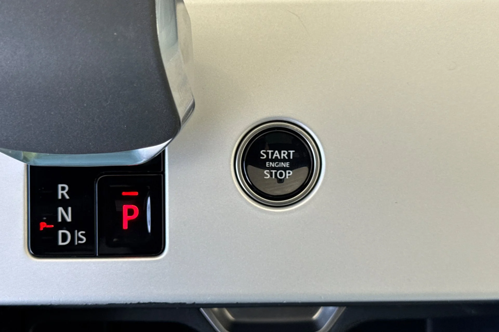 Used 2024 Silver Land Rover SE image 25