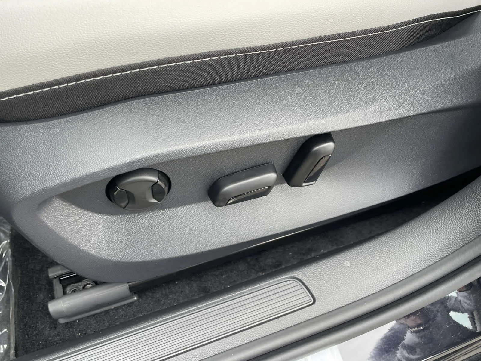 New 2026 Deep Black Pearl Volkswagen SE image 14