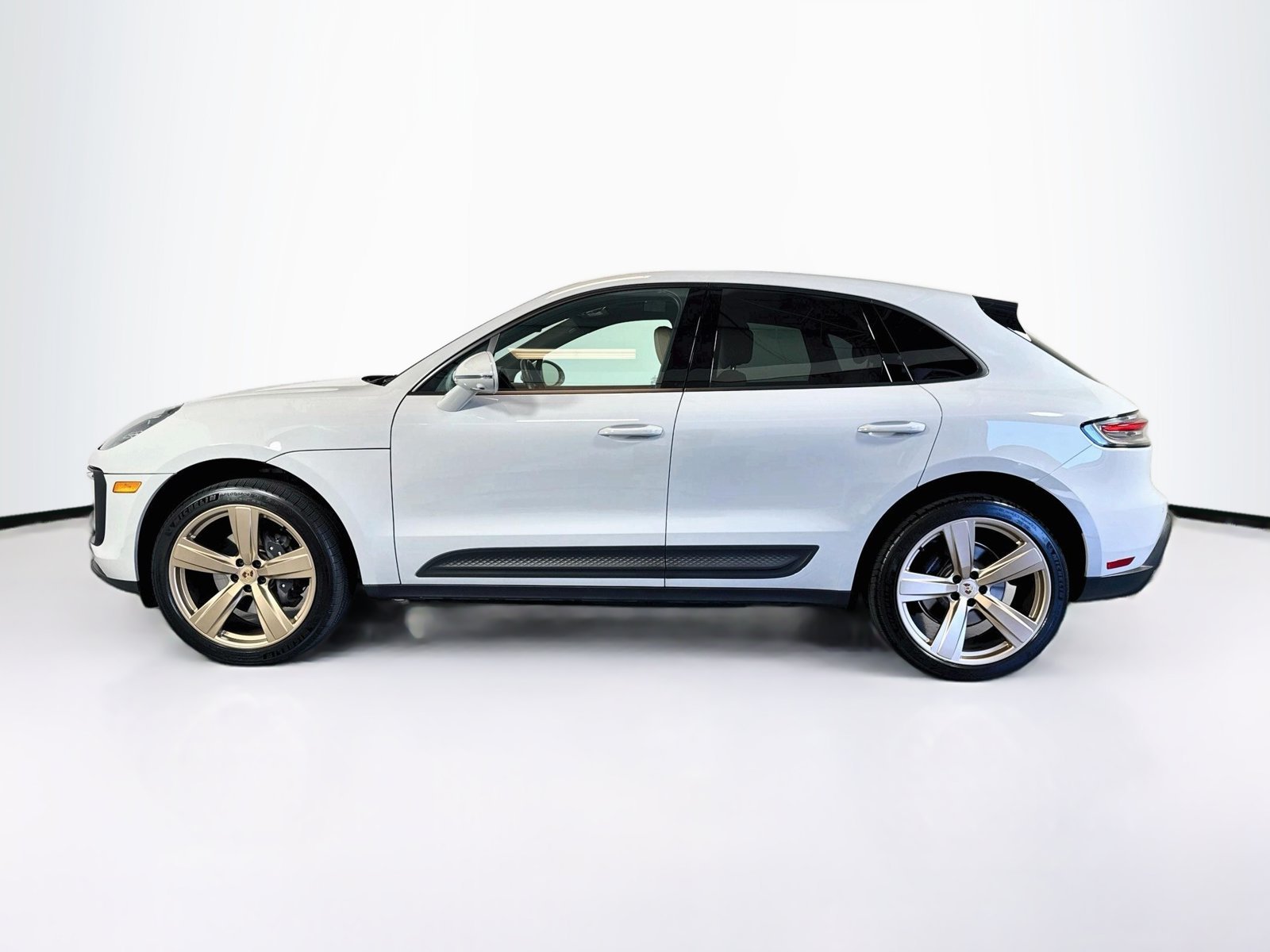 Used 2025 Chalk Porsche T image 2