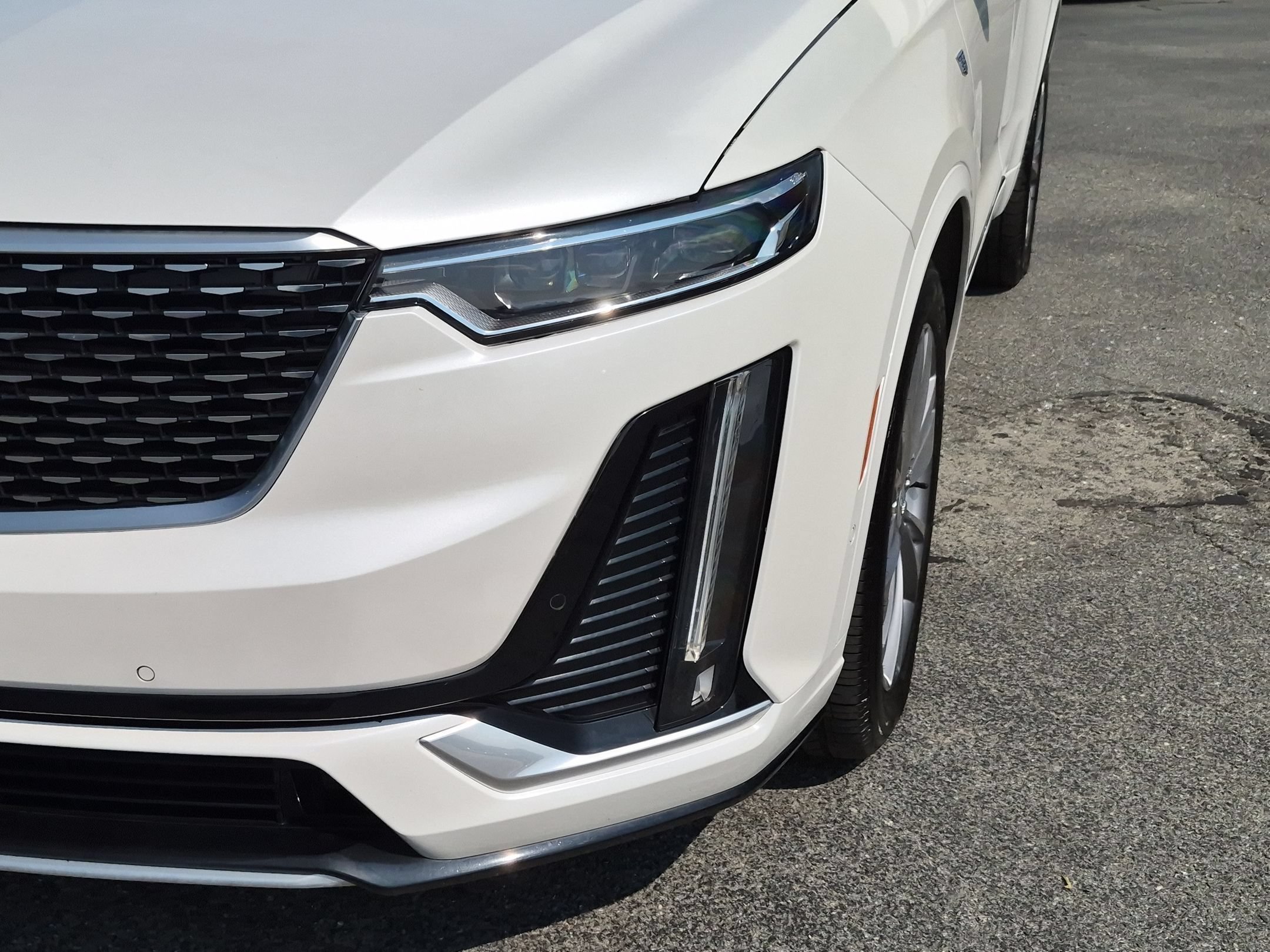 Used 2023 Crystal White Tricoat Cadillac AWD Premium Luxury image 9
