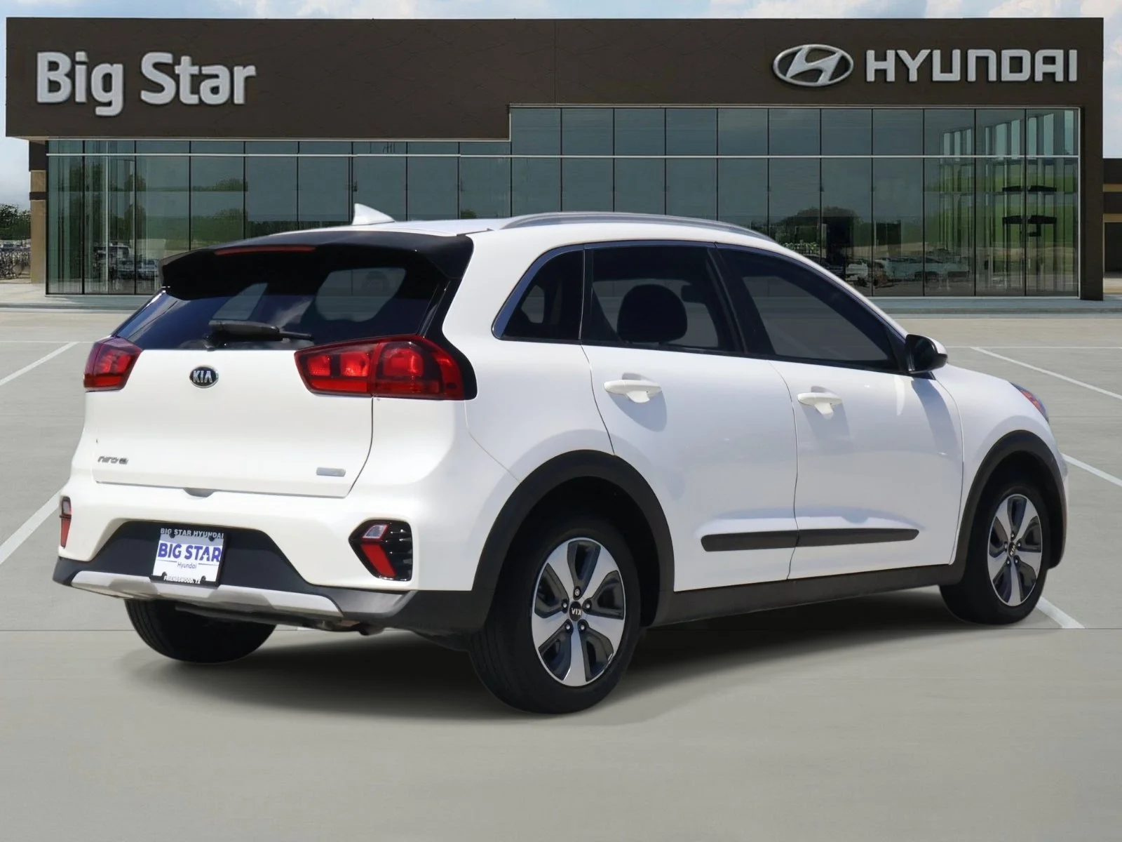 Used 2021 Snow White Pearl Kia LX image 4