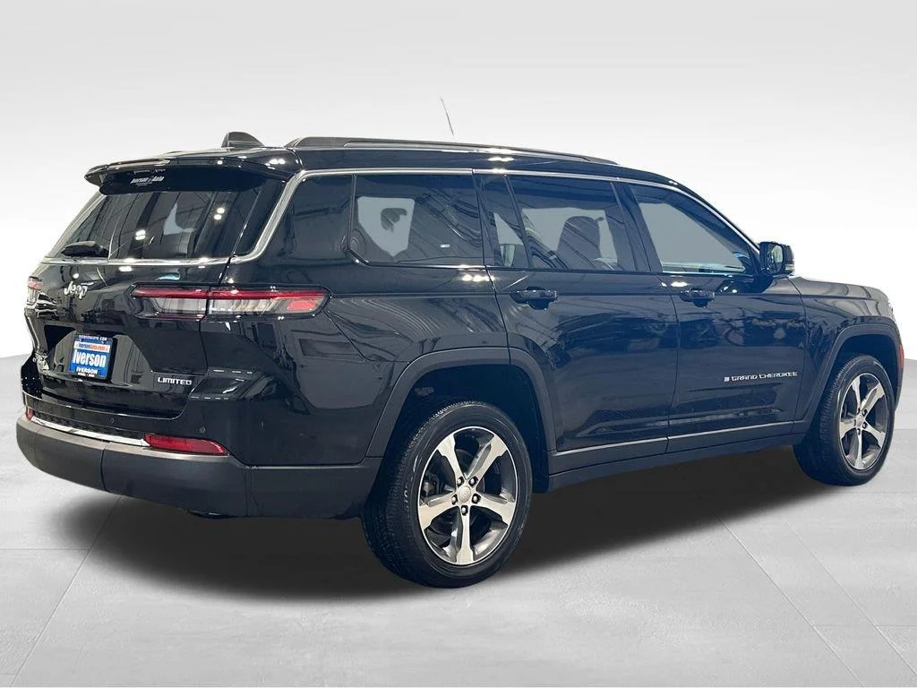 Used 2023 Diamond Black Crystal Pearlcoat Jeep Limited image 7
