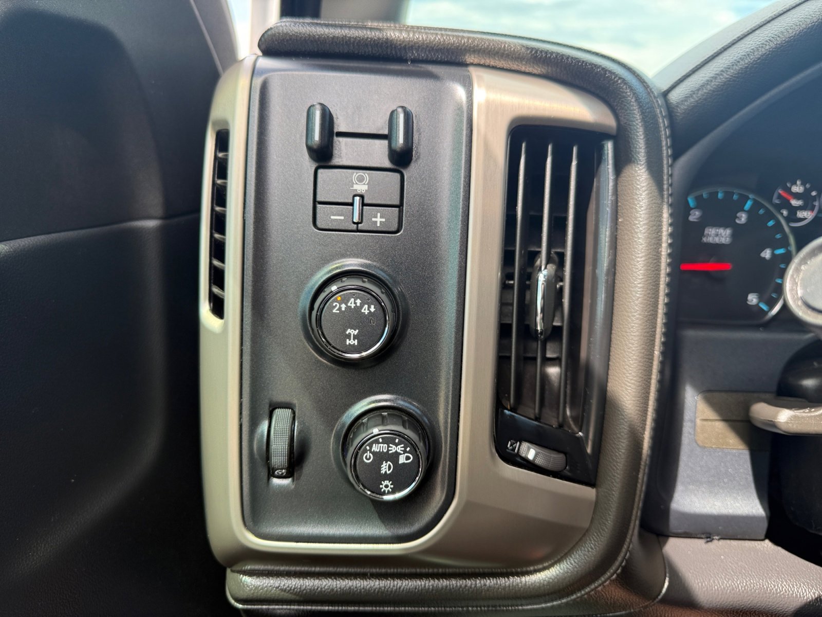 Used 2019 WHITE FROST TRICOAT GMC Denali image 29