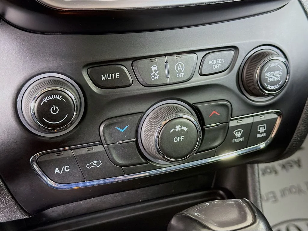 Used 2019 Gray Jeep Latitude Plus image 16