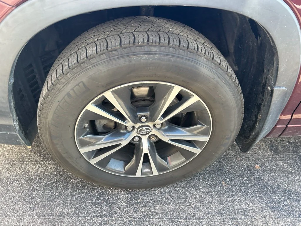 Used 2016  Toyota XLE V6 image 11