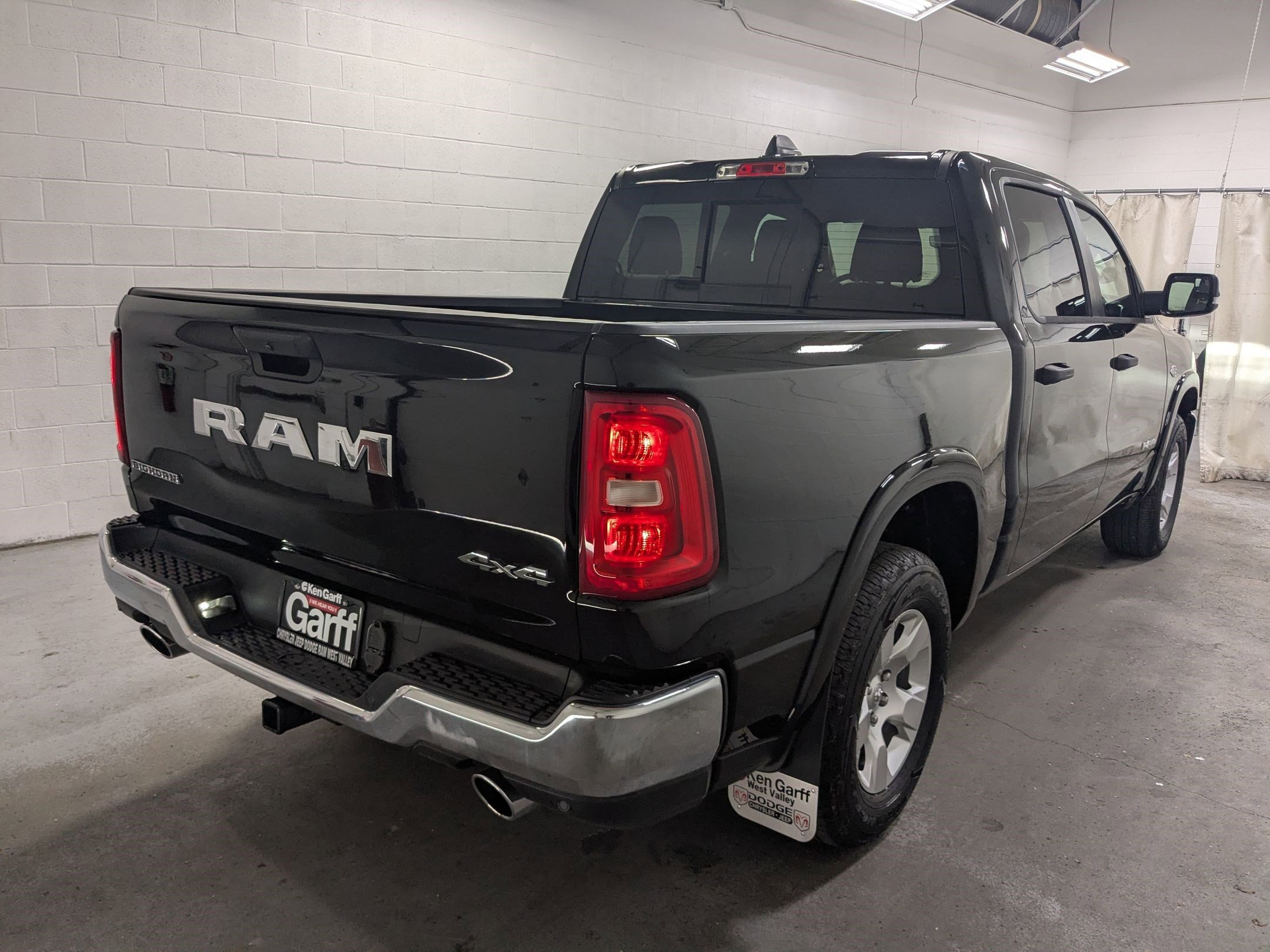 New 2026 Diamond Black Crystal Pearl-Coat Exterior Paint RAM Big Horn image 4