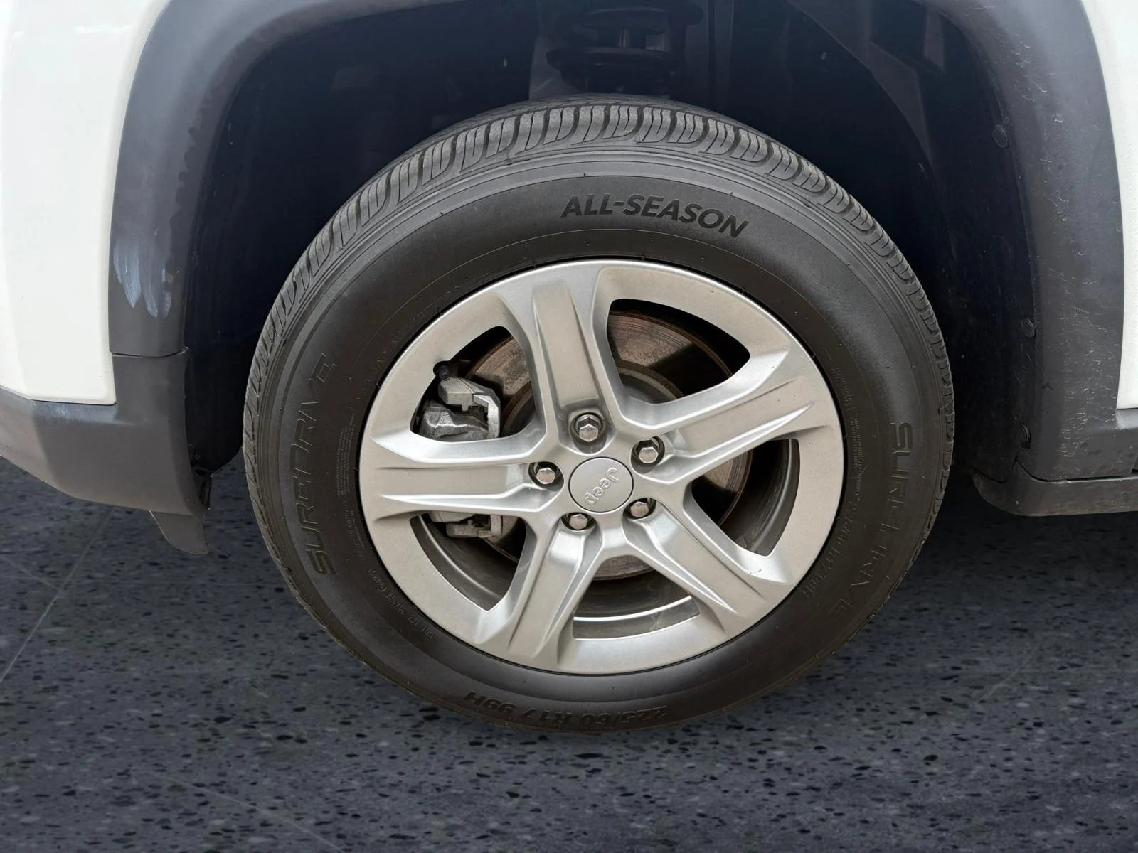 Used 2024 WHITE JEEP LATITUDE 4X4 image 9