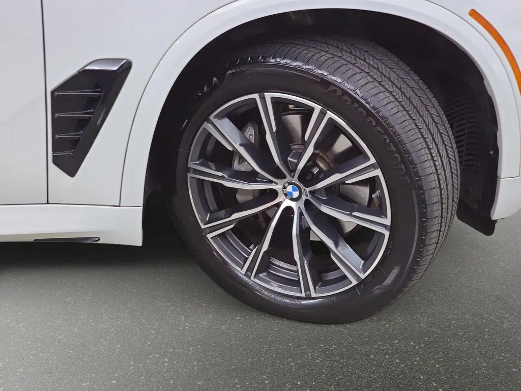 Used 2024 Alpine White BMW xDrive40i image 34