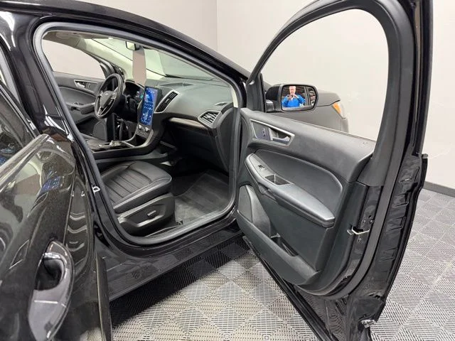 Used 2023 Black Ford SEL image 22