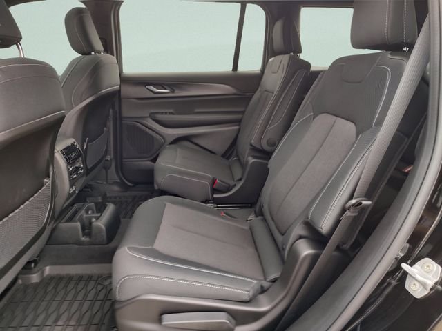 New 2026 Diamond Black Crystal Pearlcoat Jeep Laredo image 30