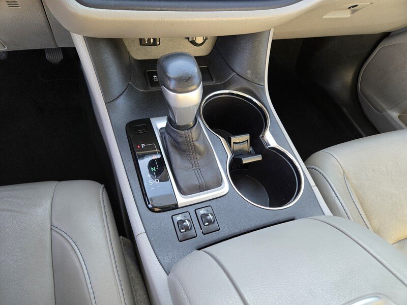 Used 2015 Green Toyota XLE V6 image 24