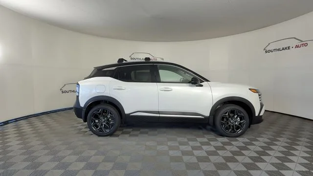 New 2026 Aspen White TriCoat / Super Black Two-tone Nissan SR image 9
