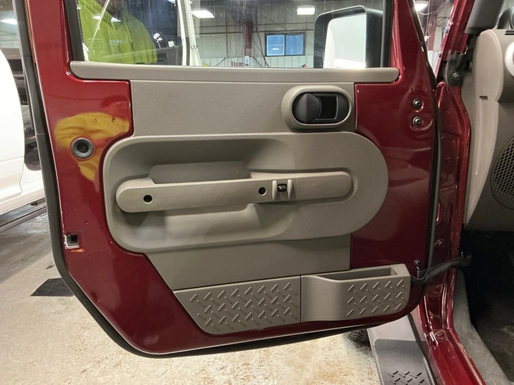 Used 2010  Jeep Unlimited Sahara image 14
