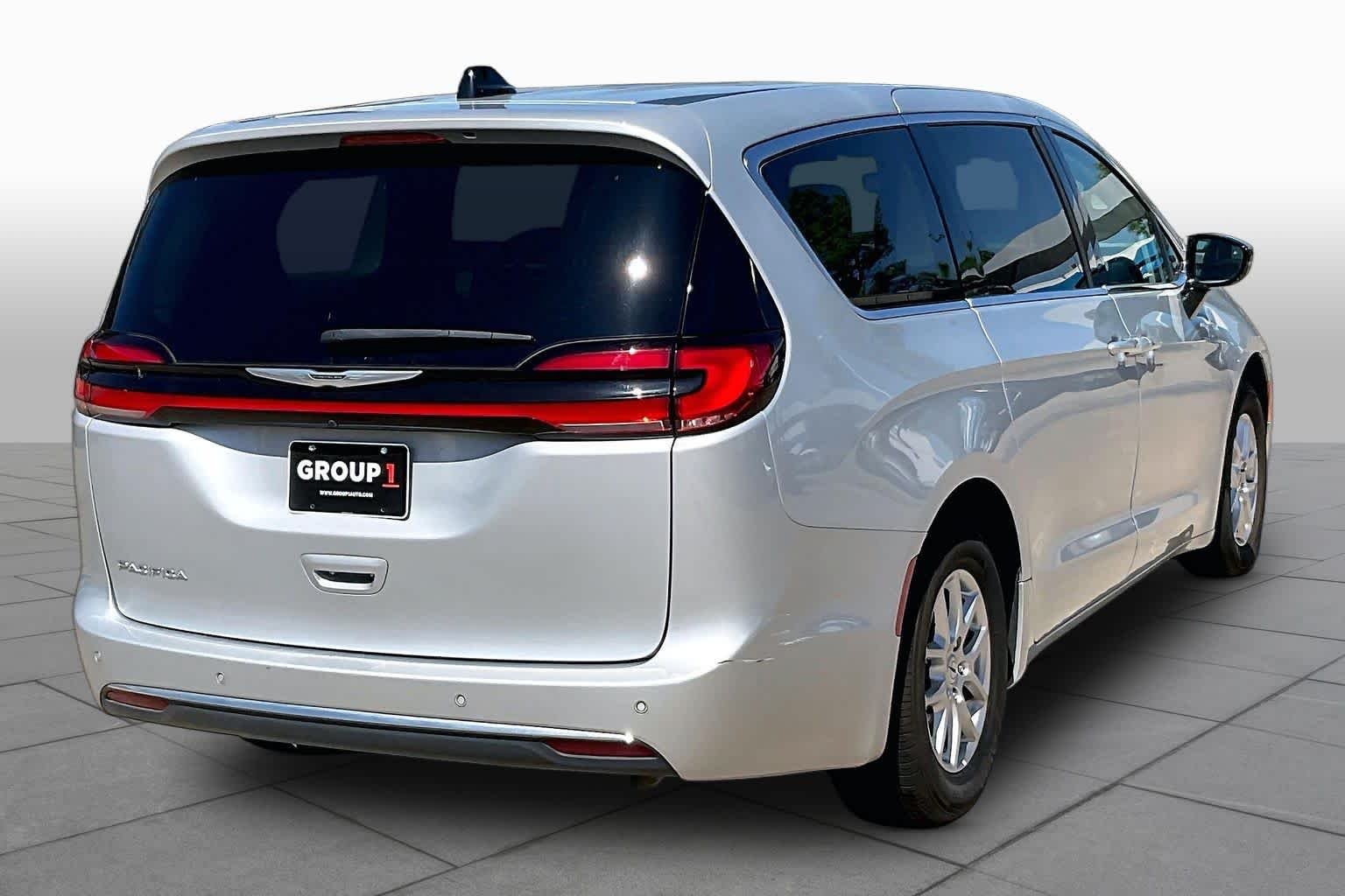 Used 2024 Silver Mist Clearcoat Chrysler Touring L image 13