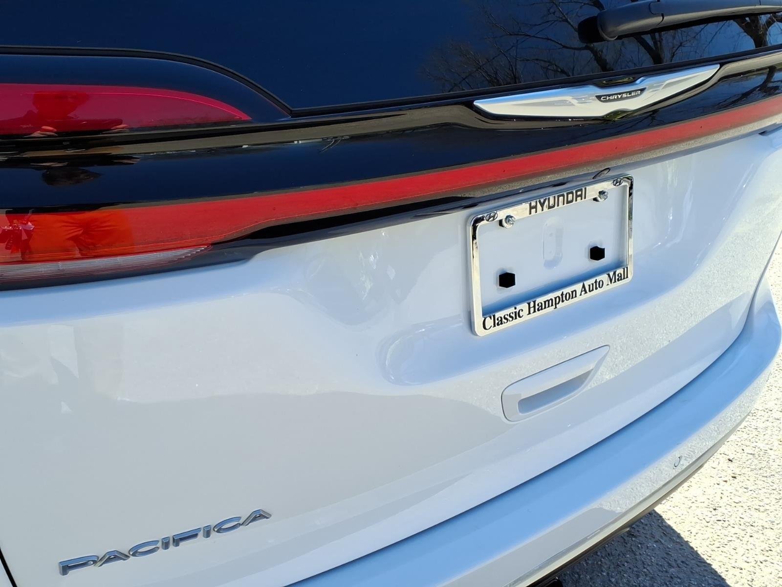 Used 2024 Bright White Clearcoat Chrysler Pinnacle image 10