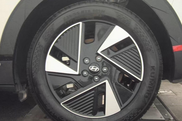 Certified Used 2025 White Hyundai SEL image 5