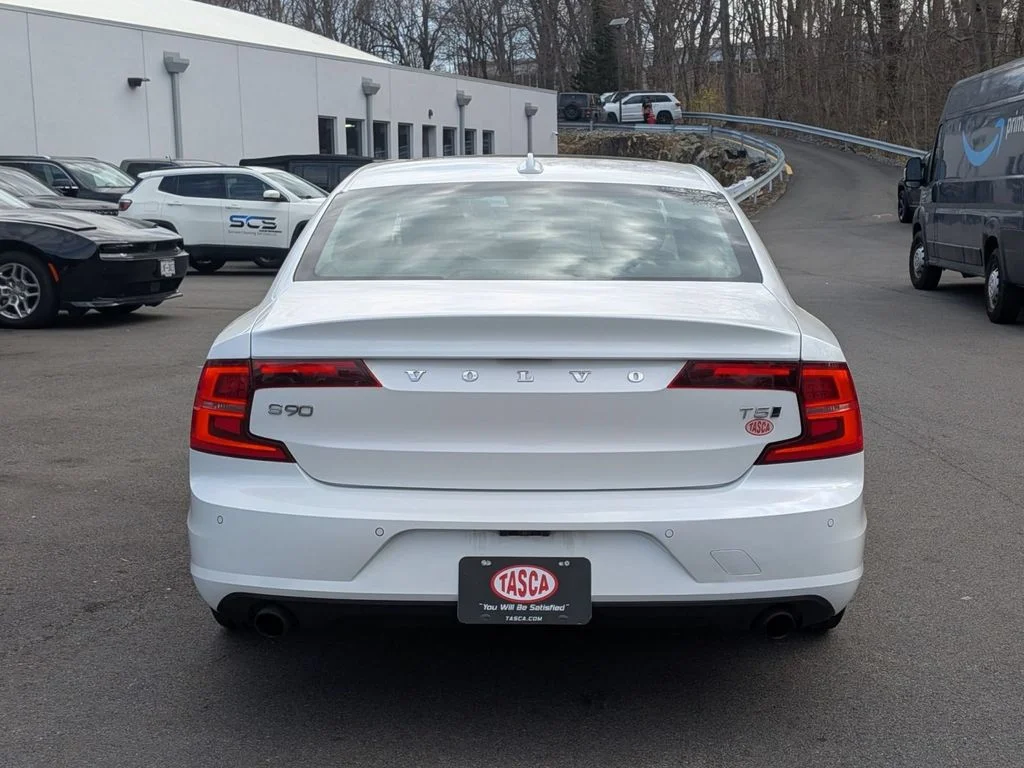 Used 2018 White Volvo T5 Momentum image 4