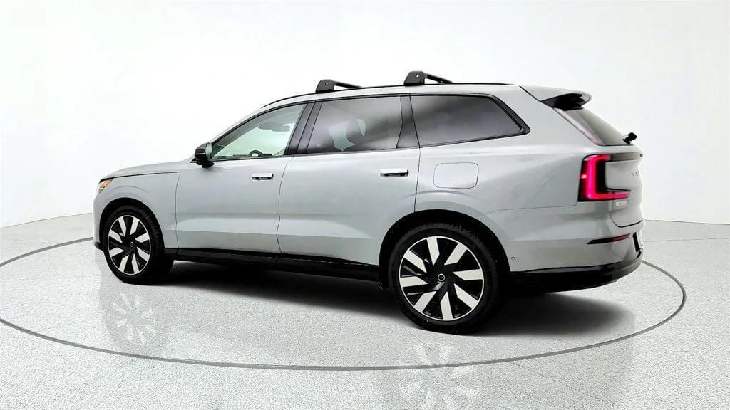 Used 2025 Vapour Grey Metallic Volvo Twin Motor Ultra 7-Seater image 7