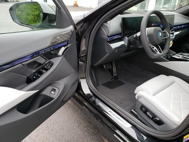 New 2027 Black Sapphire Metallic BMW 550e xDrive image 10