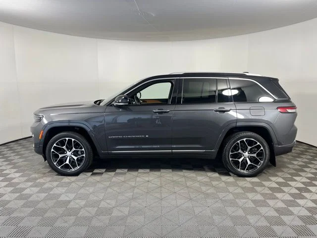 Used 2023 Gray Jeep Summit Reserve image 4