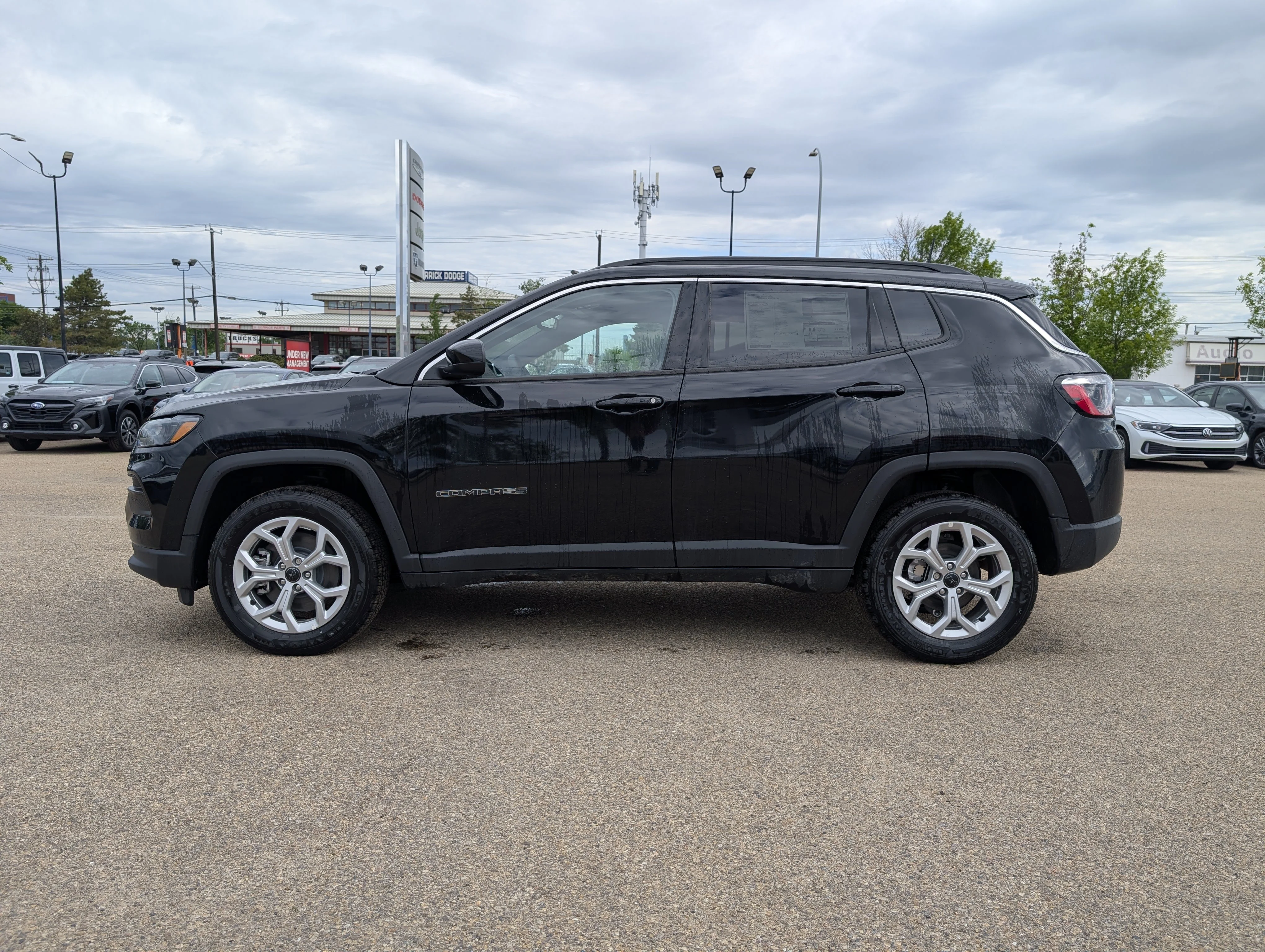 New 2026 Diamond Black Crystal Pearl Jeep North image 3