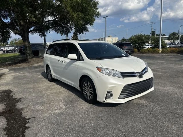 Used 2018 White Toyota XLE image 3