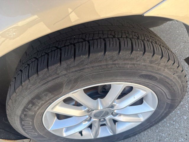 Used 2013 Cashmere Pearl Dodge SXT image 3